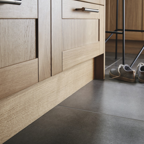 Plinthe "Ilona"chêne doré - L. 2.4m x H. 15cm - Cooke and Lewis - Brico Dépôt