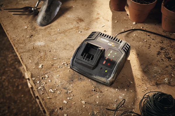 Chargeur 18 V 2,4 Ah - avec indicateur de charge - Titan - Brico Dépôt