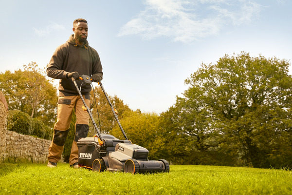 Tondeuse électrique 1300W 34 cm - l. 37 x H. 84 cm - Titan - Brico Dépôt