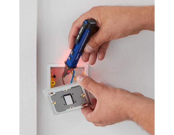 Détecteur tension catégorie II / catégorie III + torche - Brico Dépôt