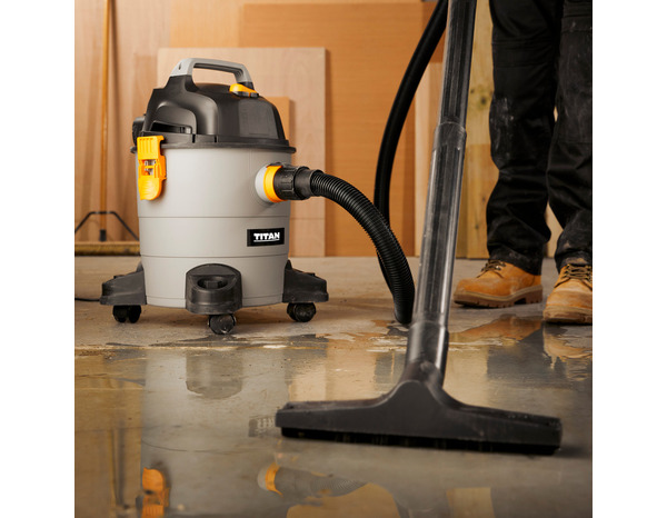 Aspirateur sec et humide filaire 1300 W - Titan - Brico Dépôt