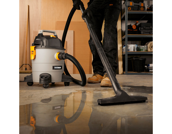 Aspirateur sec et humide filaire 1300 W - Titan - Brico Dépôt