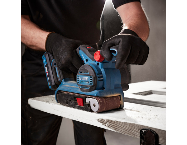 Ponceuse à bande sans batterie 18 V + 1 bande, adaptateur et sac à poussière - Erbauer - Brico Dépôt