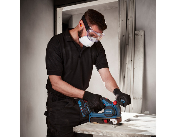 Ponceuse à bande sans batterie 18 V + 1 bande, adaptateur et sac à poussière - Erbauer - Brico Dépôt