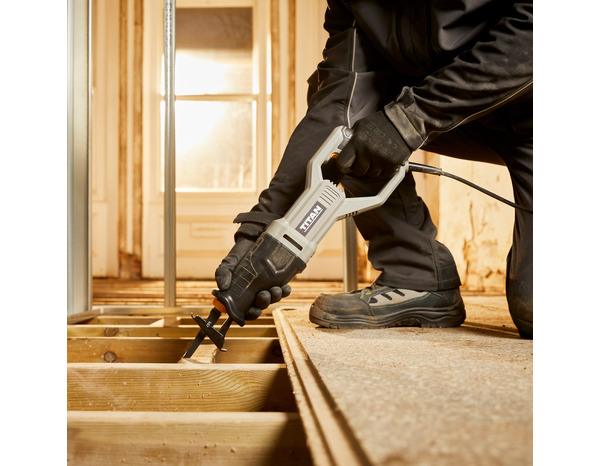 Scie sabre pendulaire filaire 850 W - 240 V - Titan - Brico Dépôt