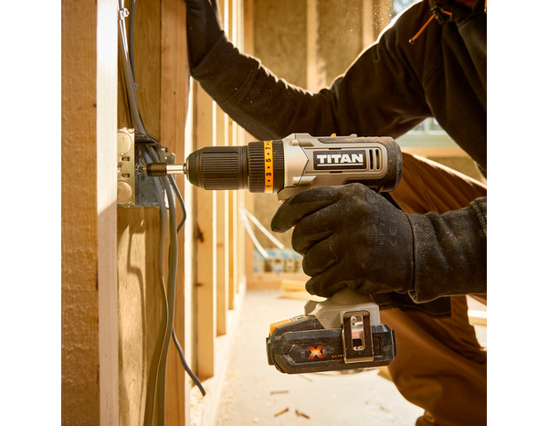 Perceuse - visseuse à percussion 18 v + 2 batteries 2 ah li-ion brushed combi - Titan - Brico Dépôt