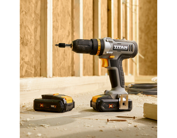 Perceuse - visseuse à percussion 18 v + 2 batteries 2 ah li-ion brushed combi - Titan - Brico Dépôt