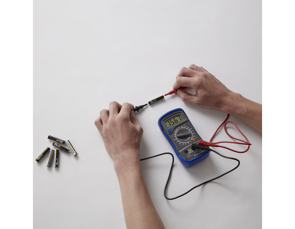 Lot multimètre 18 calibre CAT III / 600 V + Testeur de prises  - Brico Dépôt