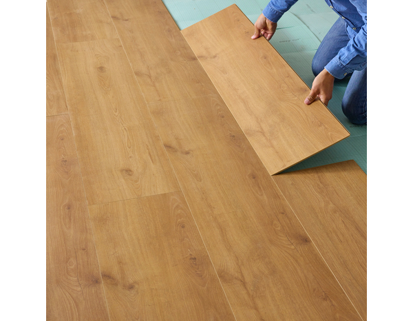 Sol stratifié à clipser aspect mat miel "Mamaia" compatible pièces humides - L. 128,5 x l. 19,2 cm x Ép. 8 mm - Cooke and Lewis - Brico Dépôt