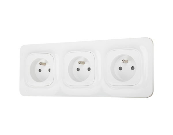 Triple Prise 2P+T precablée complet "Mauka" - Brico Dépôt