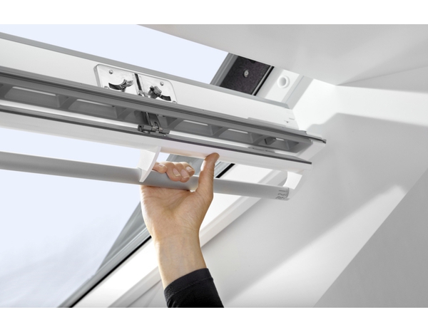 Fenêtre de toit standard en bois GGL SK06 blanc - 118 x 114 cm - Velux - Brico Dépôt