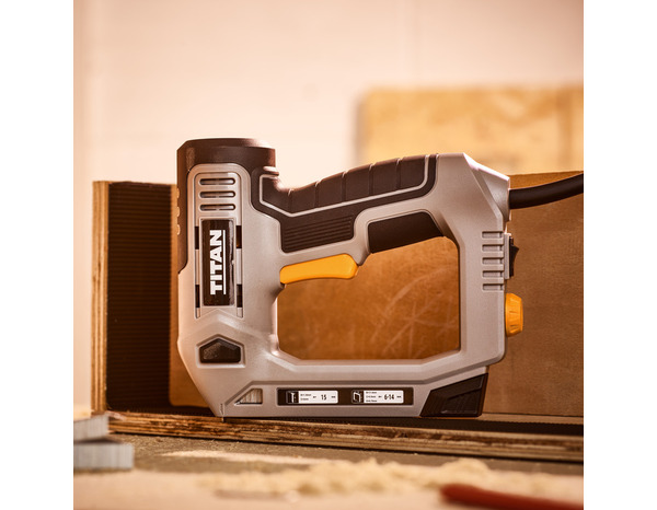 Pistolet "Titan" à clous-agrafes 700W - Titan - Brico Dépôt