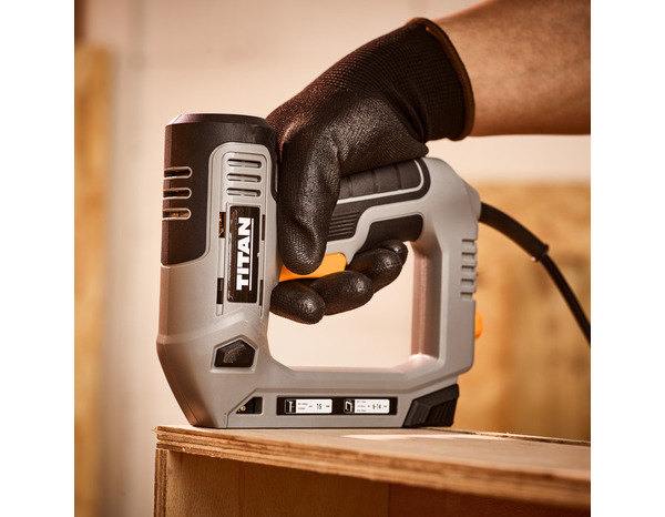 Pistolet "Titan" à clous-agrafes 700W - Titan - Brico Dépôt