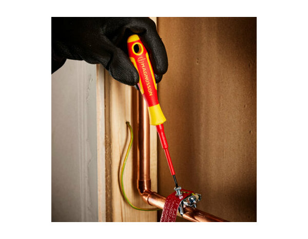 Tournevis plat isole 2.5x75mm, lame en acier résistant - MAGNUSSON - Brico Dépôt