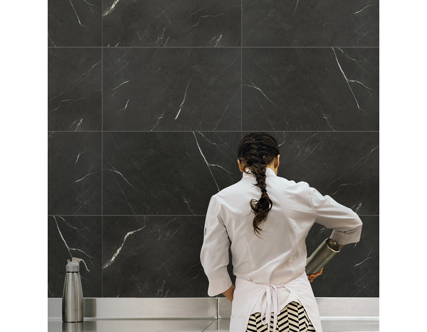 Dalles PVC noires mates  DRIFT - 75x45 cm, imperméables et résistantes aux impacts - Brico Dépôt