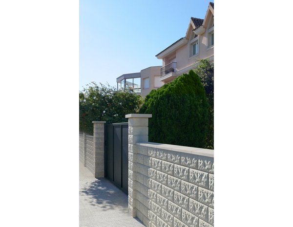 Pilier bosselé blanc pour portail, clôture et avant-toit - l.30 x h.30 x p.17 cm - Brico Dépôt