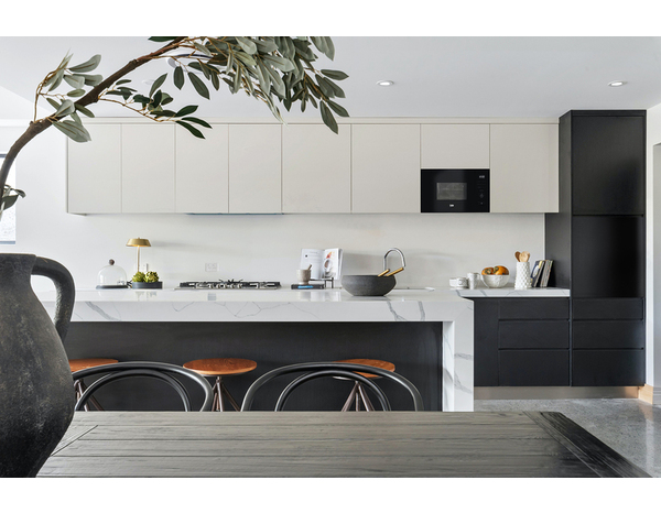 Micro-ondes grill noir 20 litres 800 W intégrable avec affichage led - Beko - Brico Dépôt