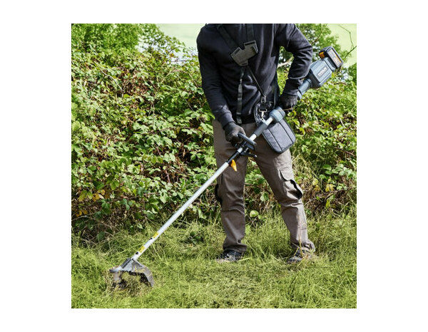 Débroussailleuse sans fil 36V 2-en-1 largeur de coupe 23 cm et 42 cm MCT1202GBC - Titan - Brico Dépôt