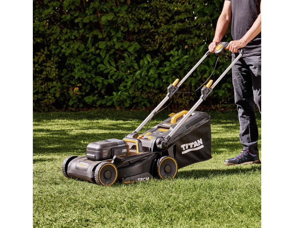 Tondeuse sans fil 36V largeur 38 cm batterie bitension mulching rangement vertical - Titan - Brico Dépôt