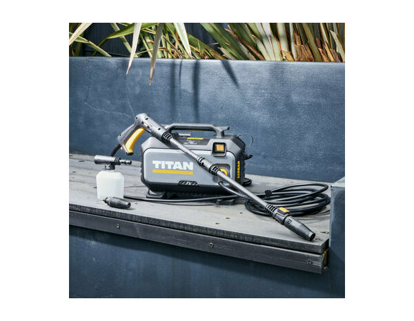 Nettoyeur haute pression 1400W 110 bars avec tuyau 6m et accessoires intégrés - Titan - Brico Dépôt