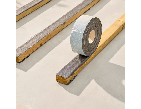 Bande d’étanchéité adhésive noire protection pour lambourdes 20 m x 8 cm - Brico Dépôt