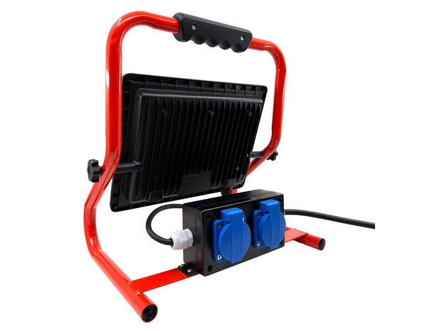 Projecteur LED chantier 100 W 9000 lm trépied et prises intégrées IP54 - Brico Dépôt