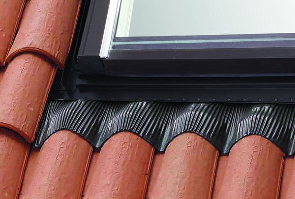 Raccord d'étanchéité RF005 anthracite pour fenêtre de toit haut. 78 x larg. 55 cm - Brico Dépôt